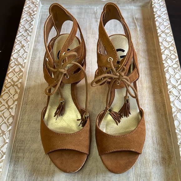 G BY GUESS Ankle lace up wedge Color is Chestnut Brown size 6 1/2M Brand New! - Picture 1 of 8